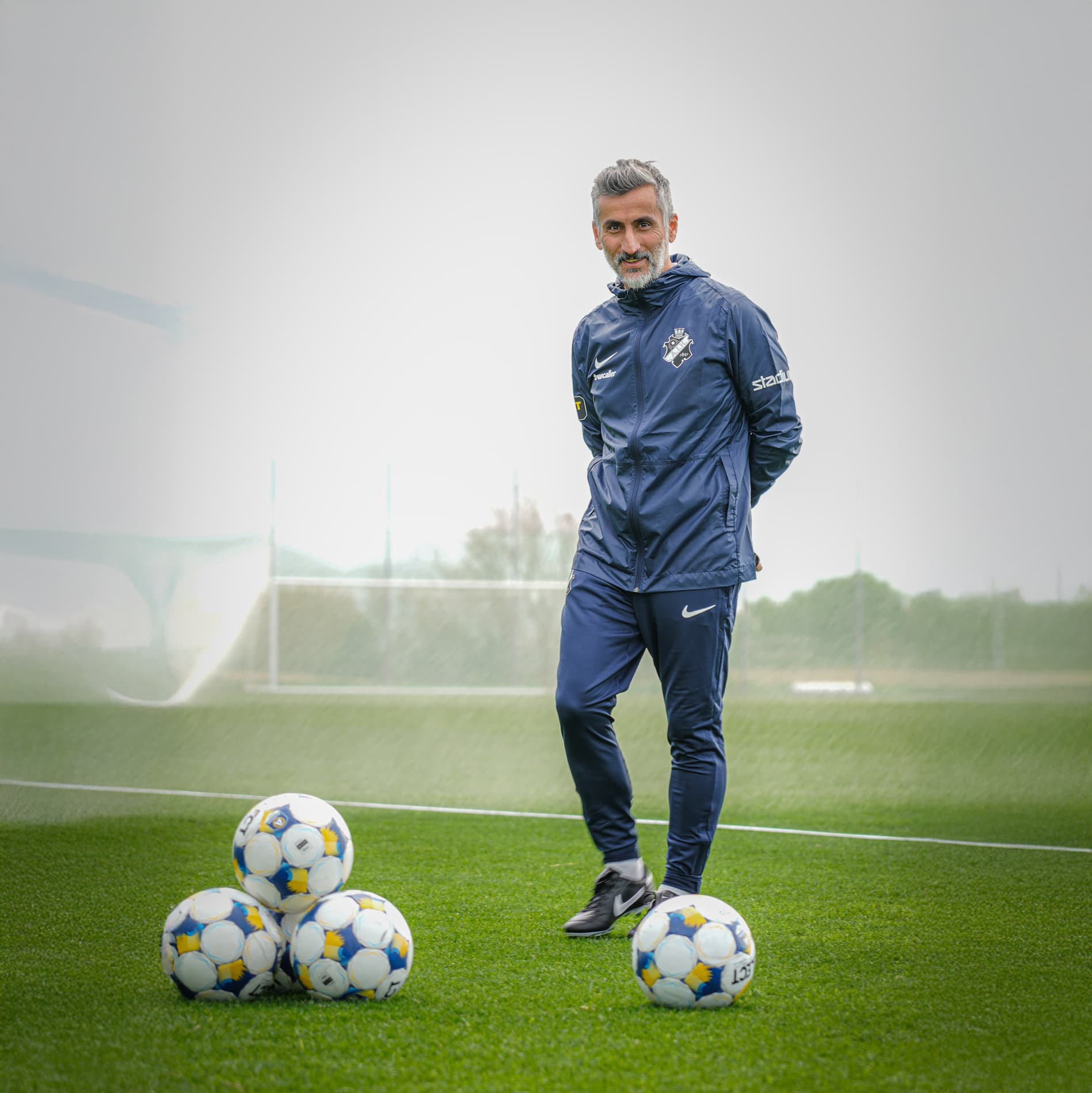 José Riveiro med ett leende på läpparna när han tränar AIK för första gången i Benidorm